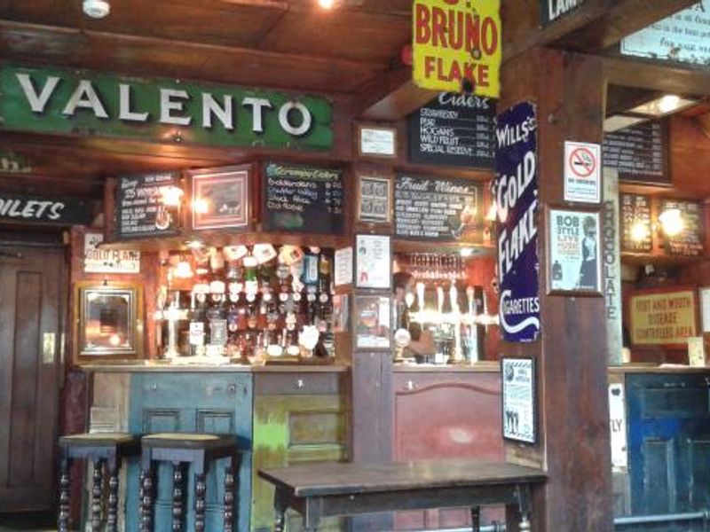 (Pub, Bar). Published on 10-11-2014